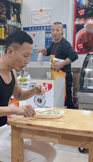 把那个人看傻眼了![大笑]