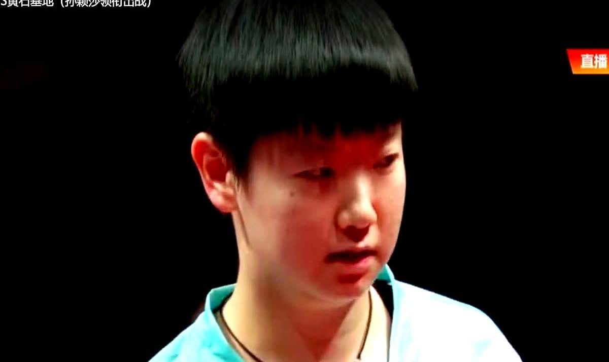 完了，孙颖莎这次是真把人给得罪了。打谁不好，偏偏是打自己家16岁的小师妹