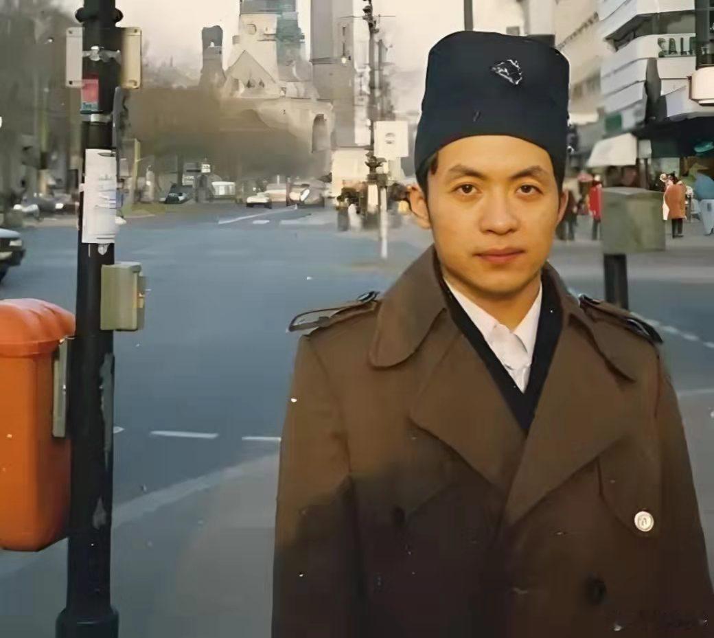 大诗人戴这么奇葩的帽子是为了凑身高吗？​​​