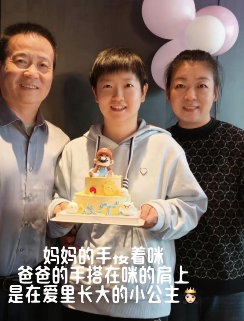 感动！莎莎和爸爸妈妈的合照好温馨，莎莎是在爱里长大的孩子。看到莎莎生日时候