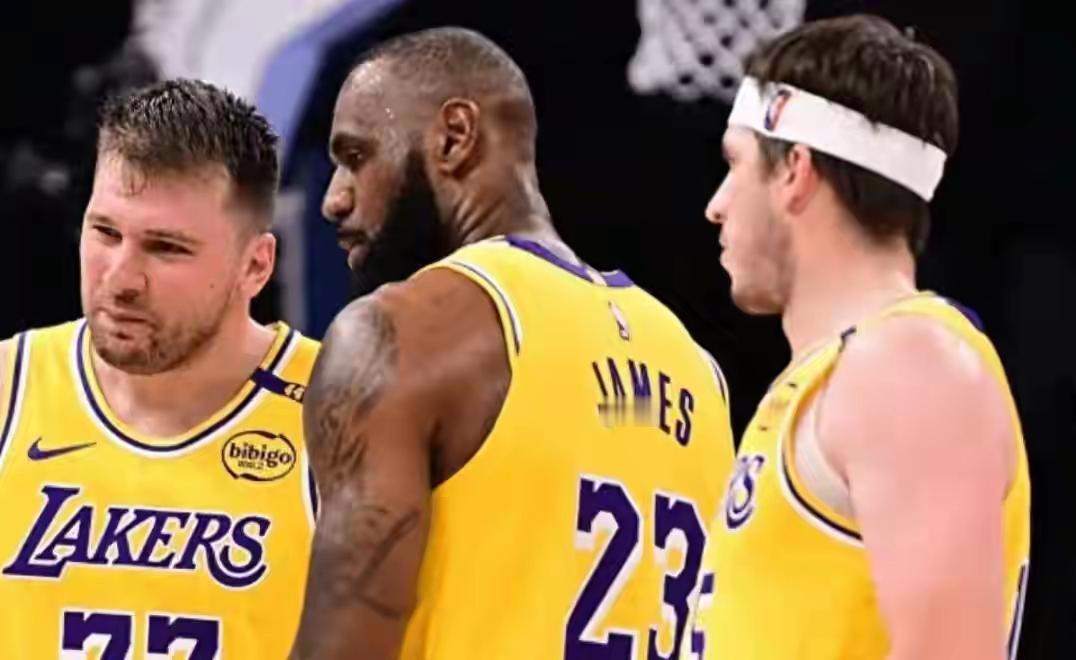 湖人休赛期三个引援，全部首发出场，艾顿成为战胜马刺关键因素。一、湖人的补强湖