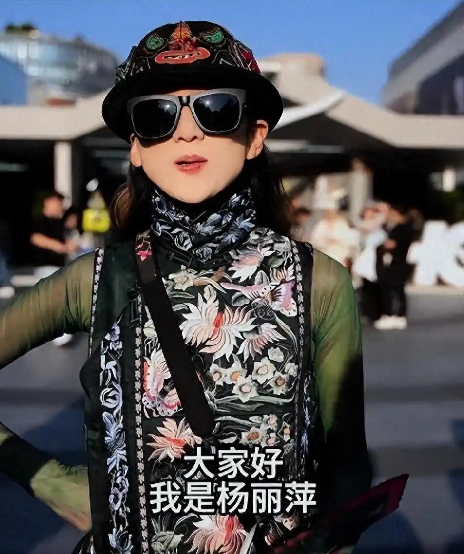 🌞红星新闻5月2号报道，五一西湖杨丽萍偶遇练舞小女孩，见其身材条件绝佳满眼