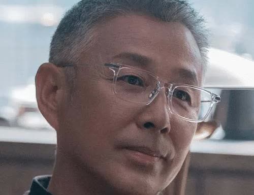 陈道明这人，快70岁了，不抽烟不喝酒，不爱应酬。平时就练字看书，研究历史，还做点