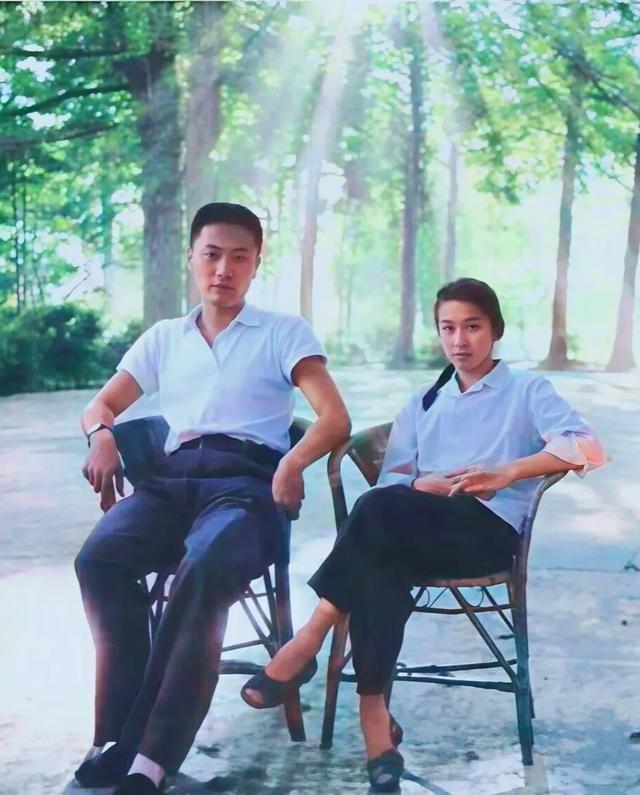 1975年，陈毅的儿子陈小鲁和粟裕的女儿粟惠宁结为伉俪，在庐山度蜜月的照片。你瞧