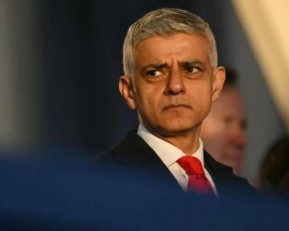 英媒炸场！伦敦市长公开施压，逼首相火速推进英国重返欧盟。堂堂一个在任首相，被