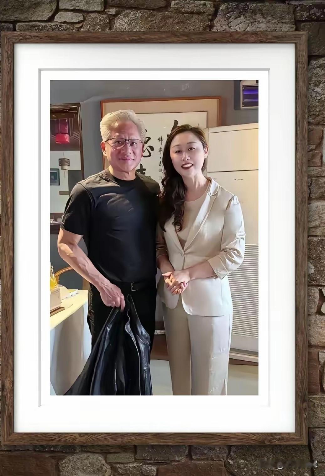 黄仁勋在北京就餐的这家饭店叫庆云楼，老板名字叫朱润润，这是一个非常有商业智慧的老