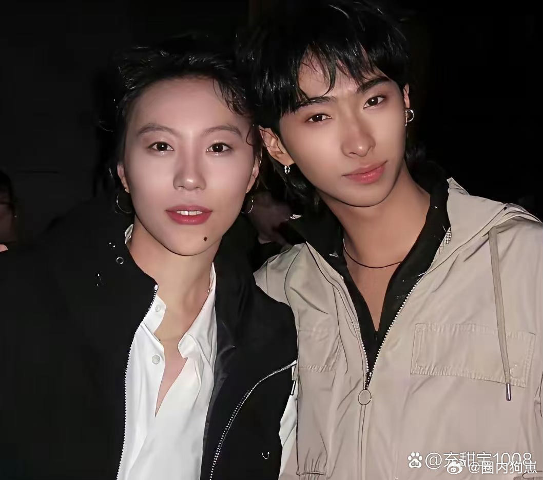 伊能静儿子与王菲女儿同框，二人个性十足，画面趣味满满。