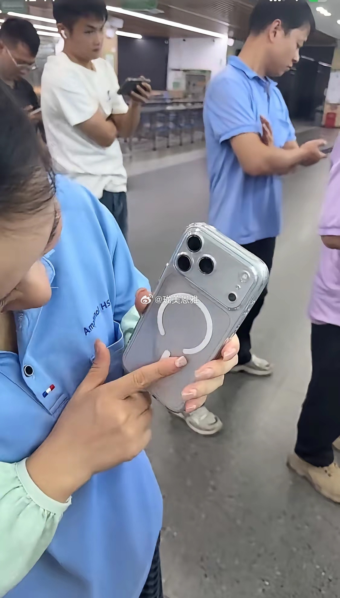 辛辛苦苦存几个月的钱就为了一部苹果手机关键还是个只用来刷视频和聊天的人哎竟然还抱