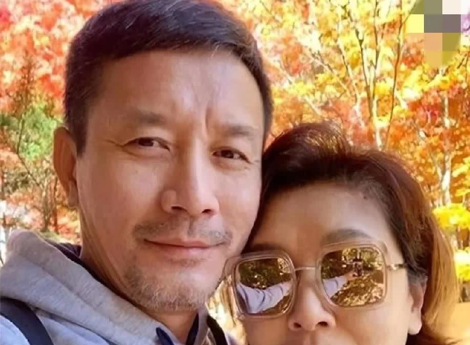 刚刚查了一下田小洁和江珊不查不知道，一查才明白！田小洁回忆第一次见江