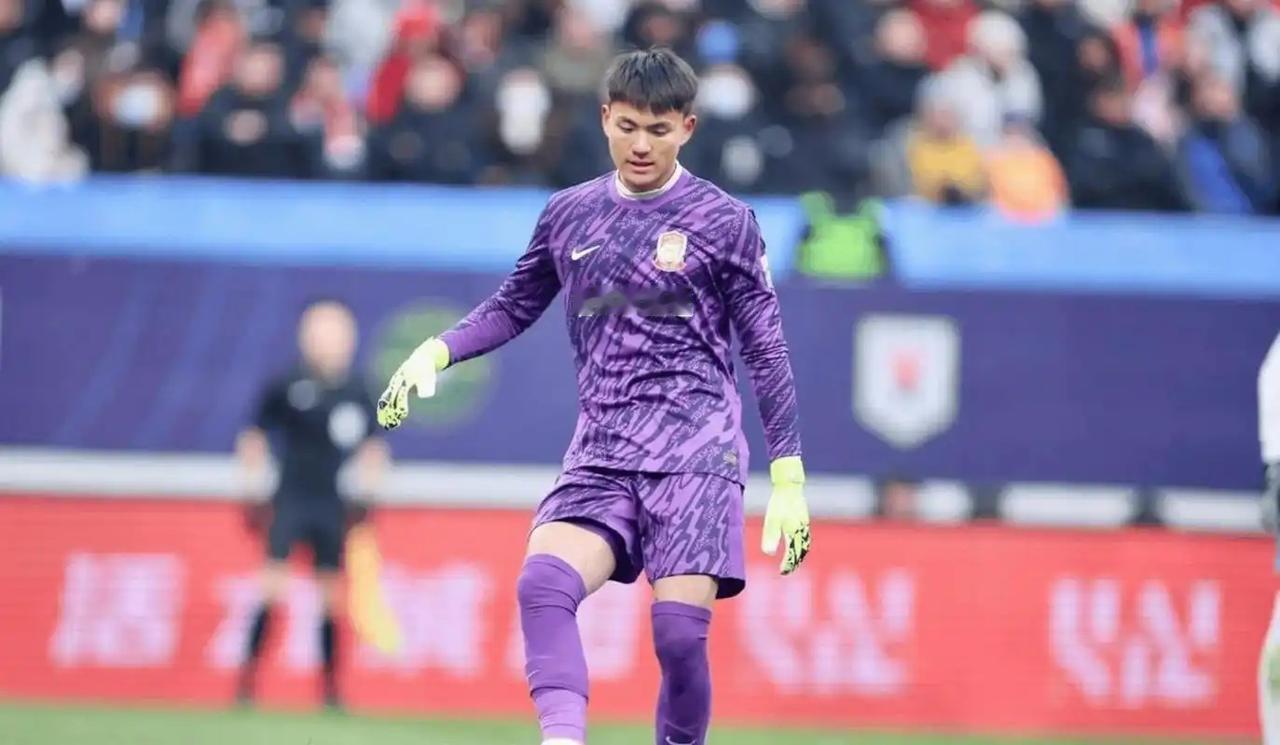 21岁的门将李昊，最近干了件怪事。亚洲杯一战成名，豪门捧着高价合同，排着队找上门