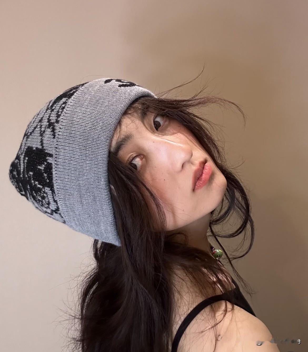 12月8日，张子枫纹纹身上热搜！第一个发现这件事的人简直是眼力惊人！不仔细看