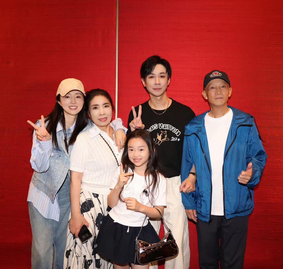 董璇女儿小酒窝，给继父起的昵称上热搜了！原来孩子觉得直接叫张维伊太正式