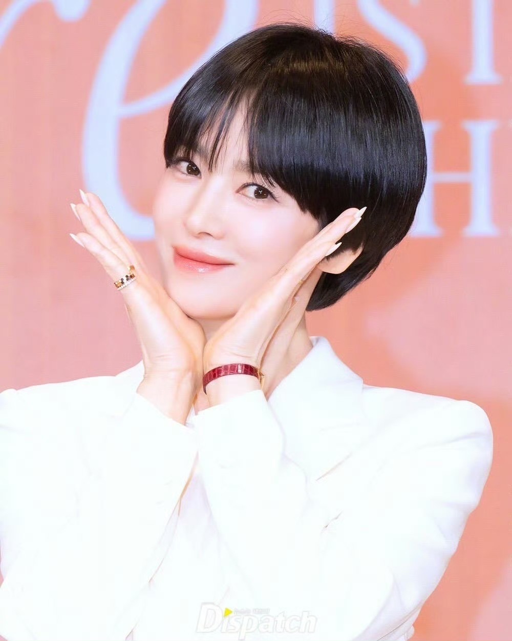 宋慧乔佩戴CHAUMETBeedeChaumet戒指、手镯及Joséph