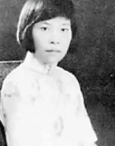 1898年5月4日，一个刚刚分娩的女人，指着她刚出生的女儿，大声说道：“快把这个
