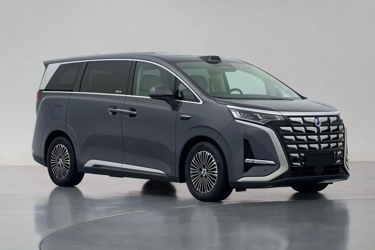 比亚迪在行业内发展不错，主要是基于销量，技术来说。不过有一些隐藏优势，平时看不出