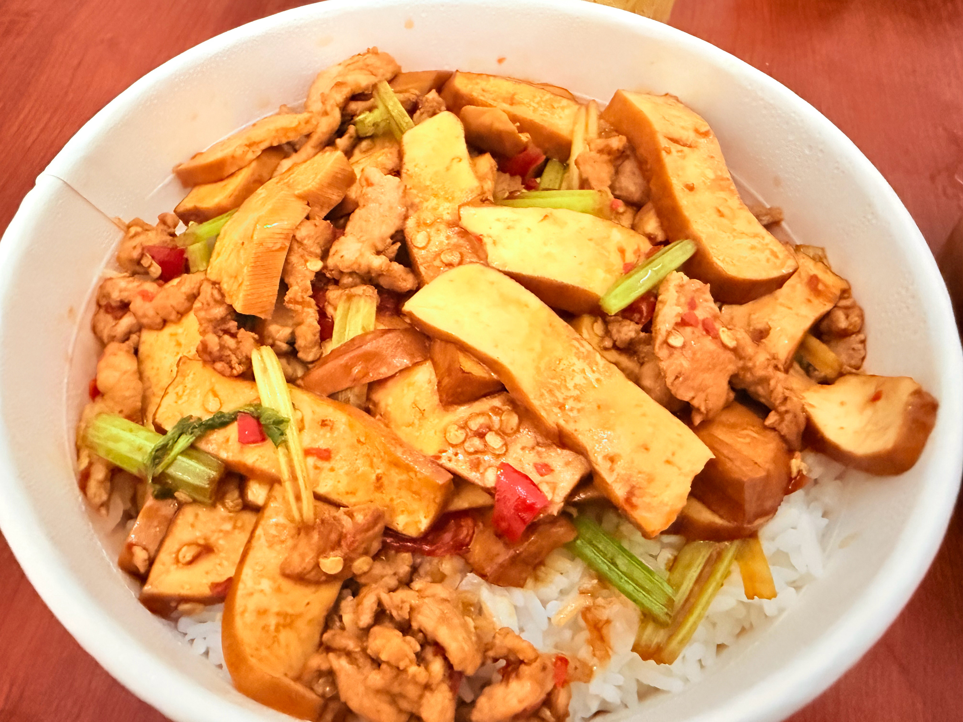 干饭，攸县香干炒肉、咸菜萝卜、茶油腐乳、天天木桶饭。