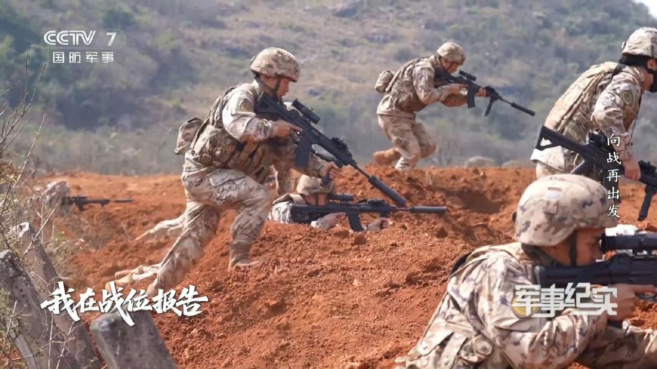 消音器有点大，看着不太协调！武警第二机动总队某支队的女教导员，可以看到某次演练