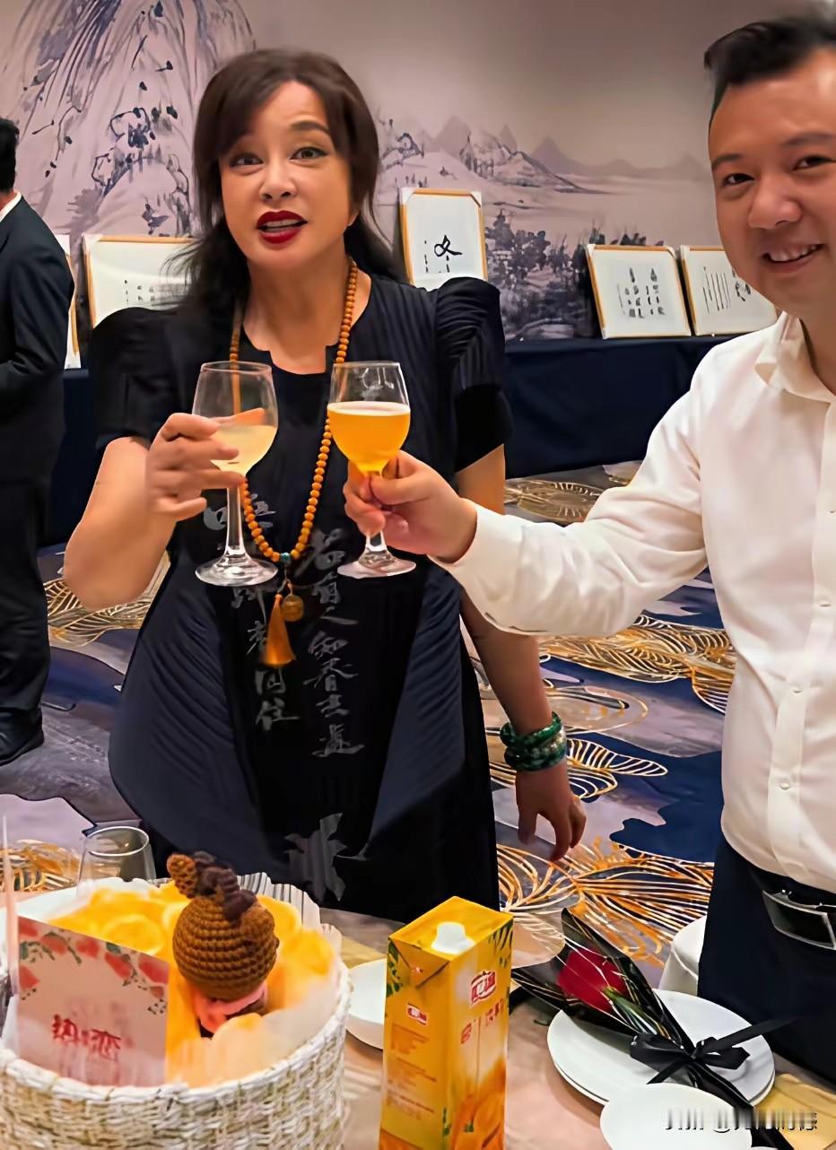 刘晓庆喝的不像是酒，感觉像是饮料，不管喝的是啥，她在干杯的时候，显得也是相当的豪