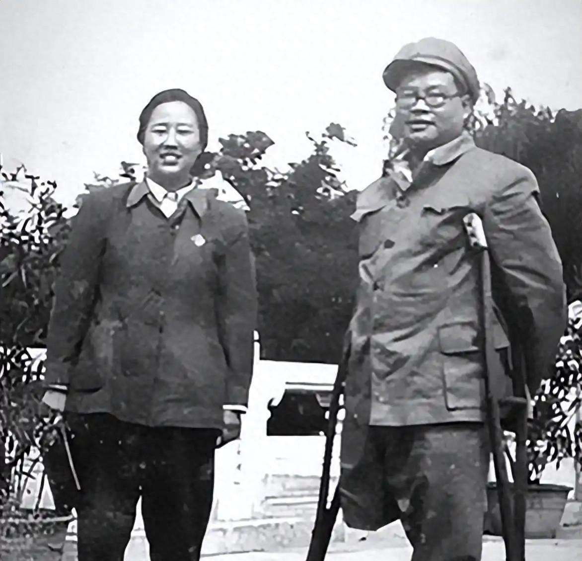 70年代，断腿将军钟赤兵遭人孤立，毛主席公开发火：真是忘了本！“爸爸，钟伯伯又