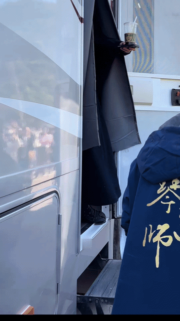 拍《逐玉》时，邓凯与张凌赫一对比，还真的是落寞，张凌赫拍片间隙是在房车里休息，邓