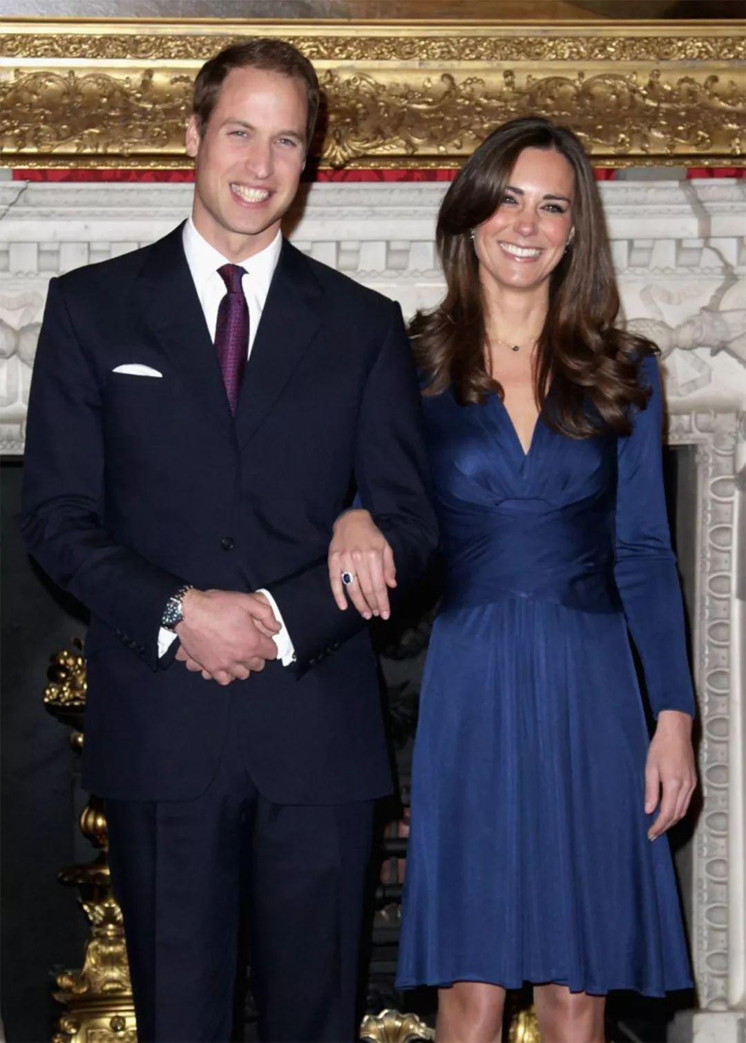 威廉王子长得不像父亲查尔斯，倒是有点像二叔安德鲁。安德鲁王子是女王最好看的孩子，