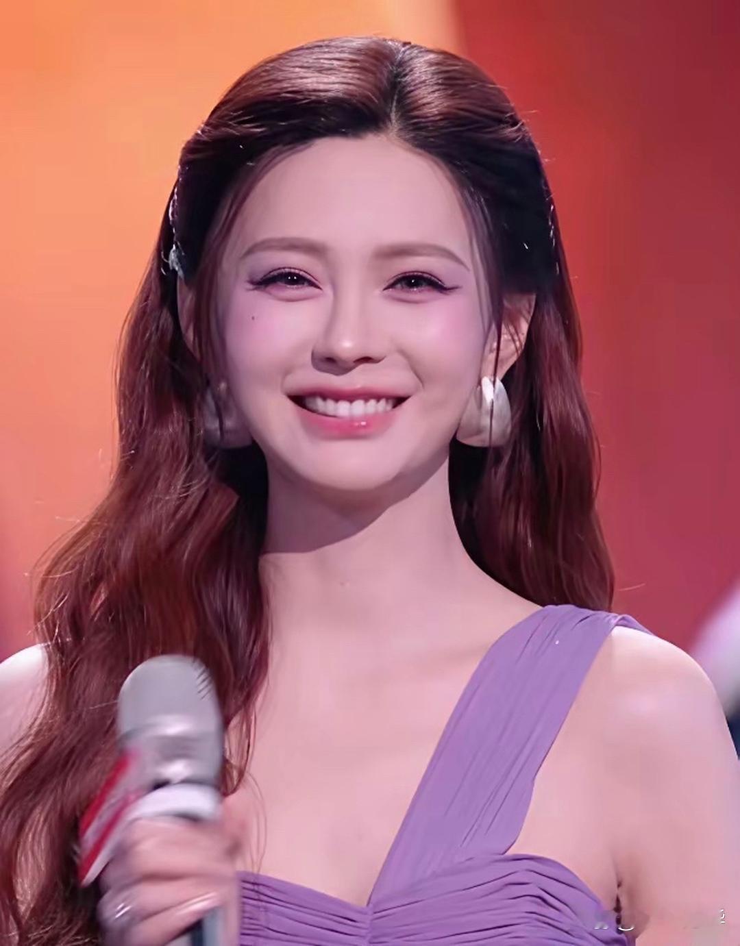 弃了谢娜，换沈梦辰掌麦，《披荆斩棘的哥哥》这步棋走赢了。今年看这节目，沈梦辰属实