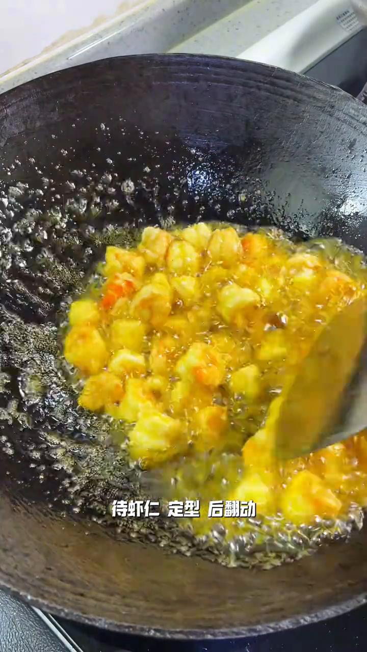 欢迎收看打工人拒绝外卖，自己做饭。今天吃的是干锅土豆虾仁。·虾仁洗干净去虾线，