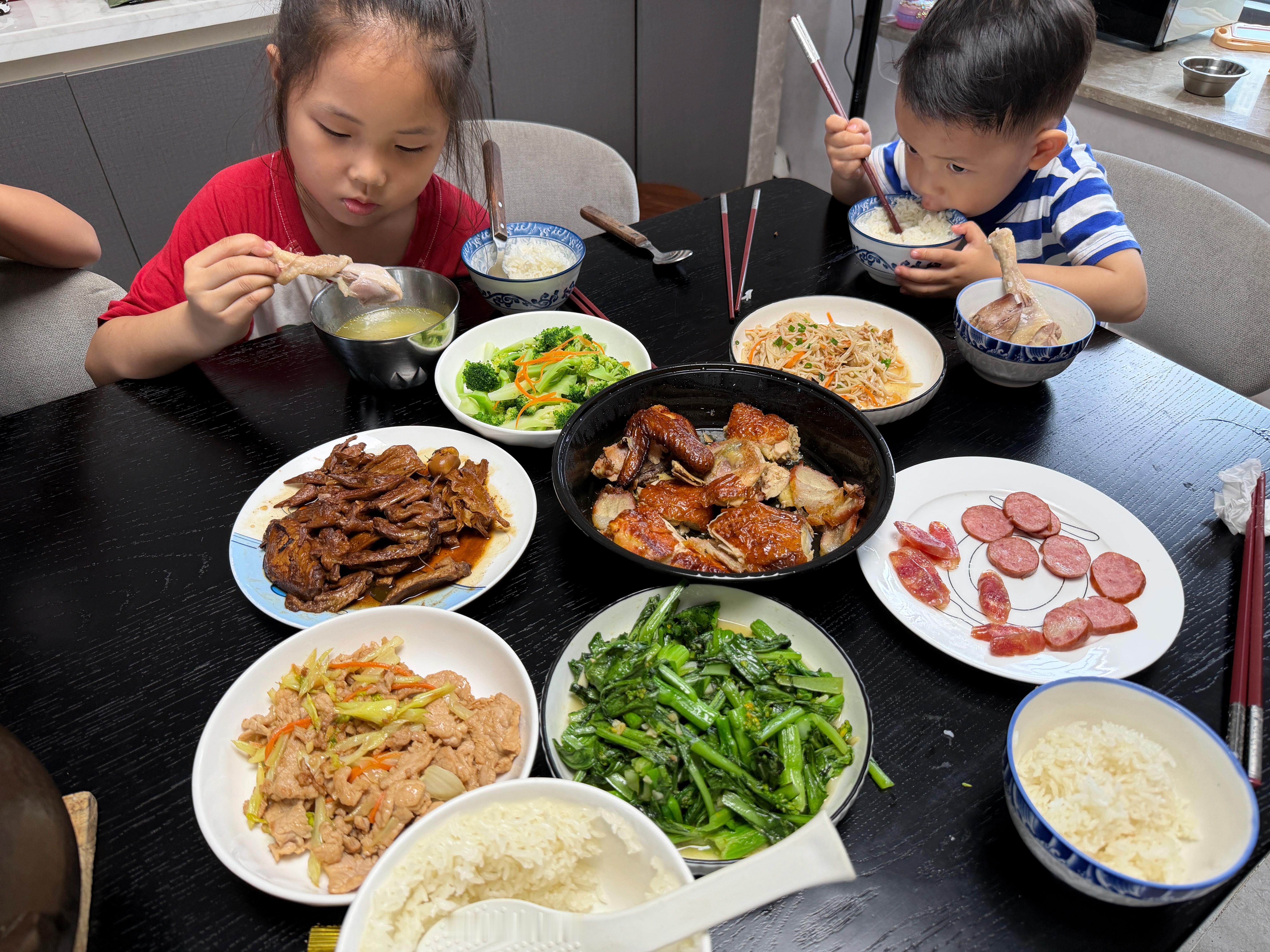 和婆婆说了我点小龙虾，婆婆还是煮了一桌菜，还炖了土鸡汤。
