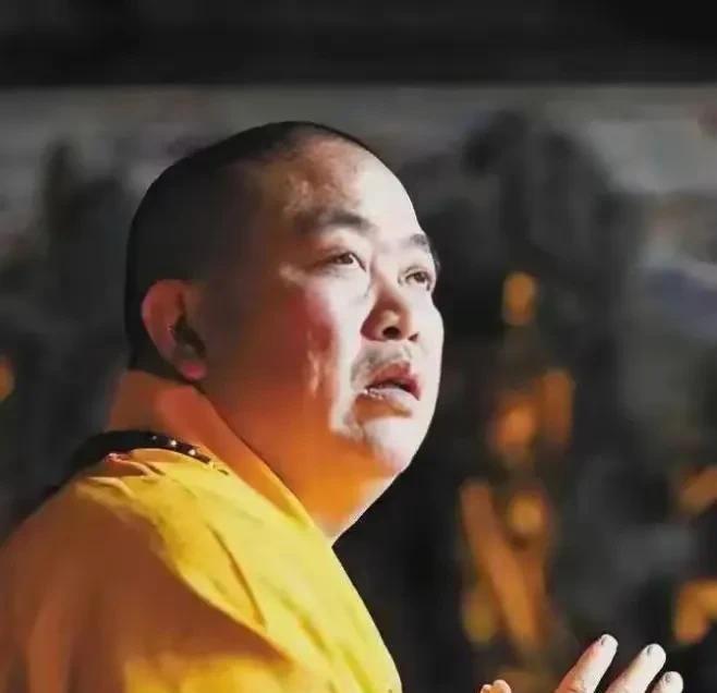 释永信肥头大耳，为什么那么多的漂亮女孩子却甘愿为他当情人，那么多的女明星甘愿让他