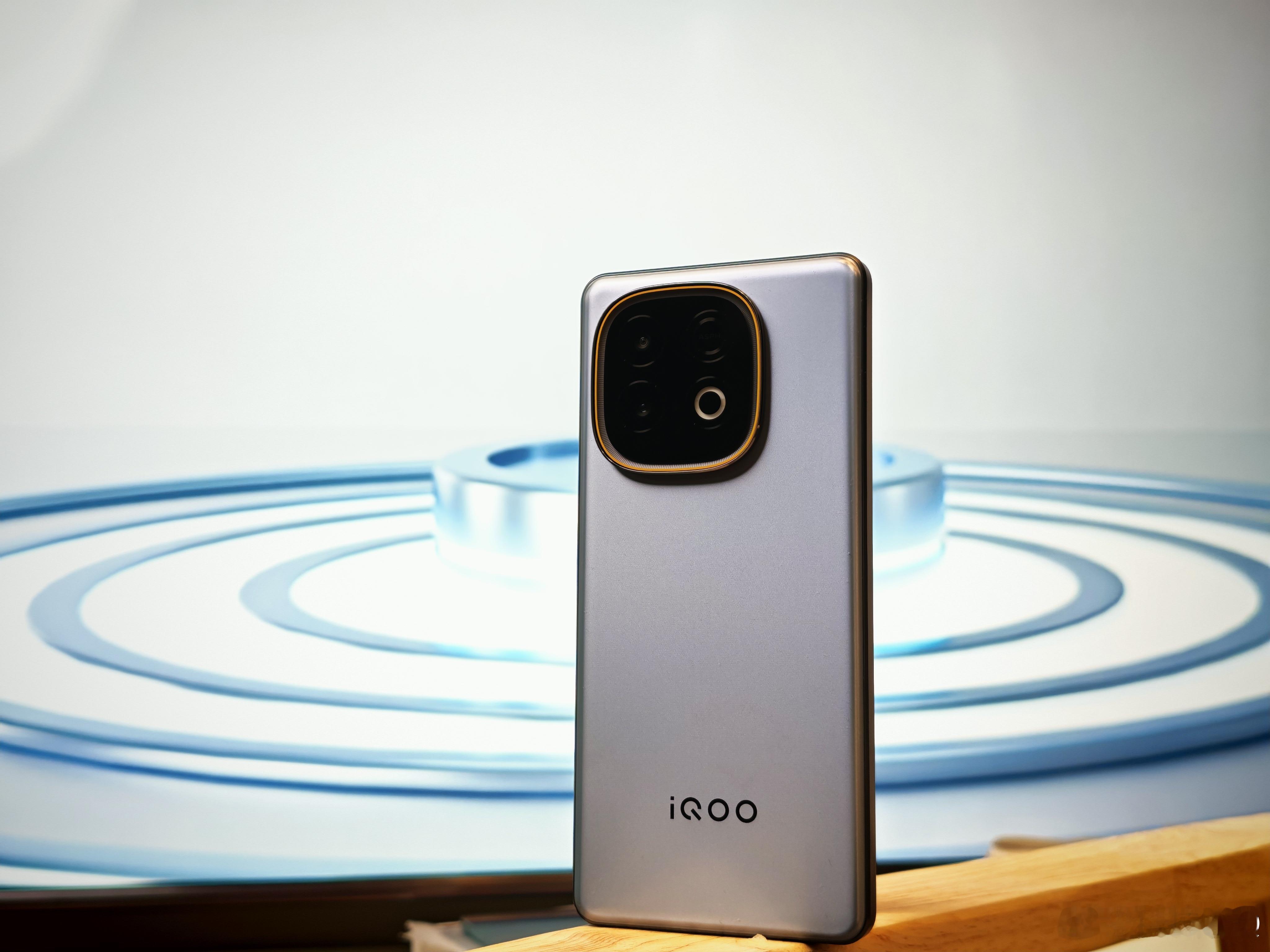 说说iQOOZ10Turbo+的颜值部分吧！这样的价位，我这台「极地灰」，