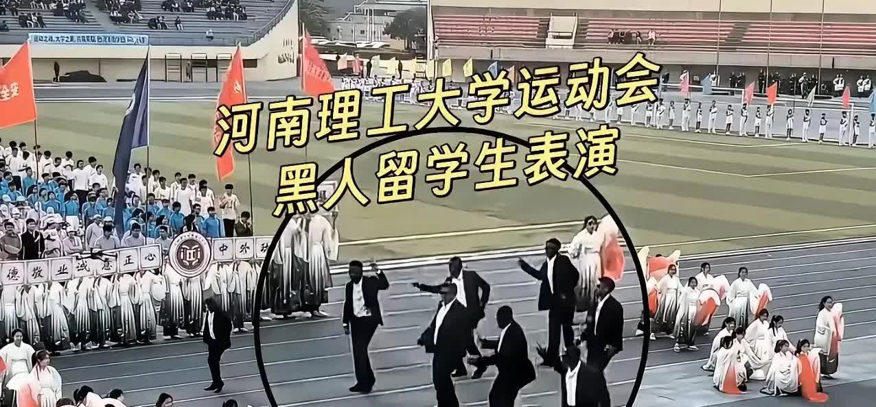 一大群中国女生，身穿汉服半蹲半站，把一群黑人男子围在C位，犹如众星捧月，而那群黑
