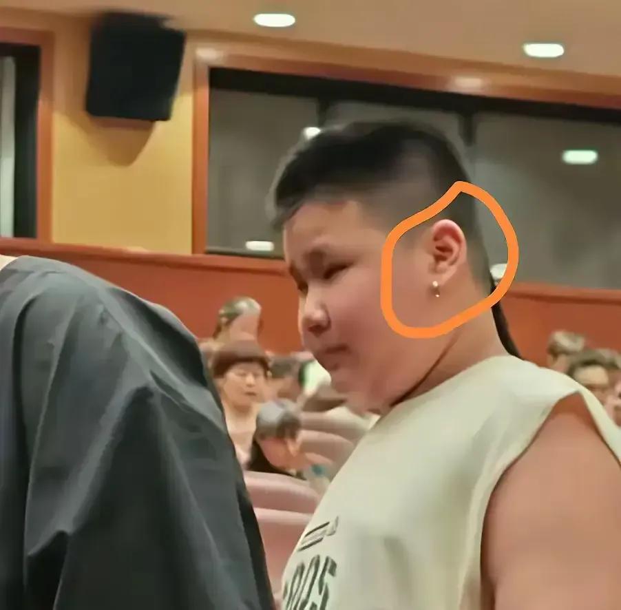阴谋论！郭德纲小儿子郭汾阳打个耳钉，竟然扯到了接班这件事！昨天郭汾阳留小