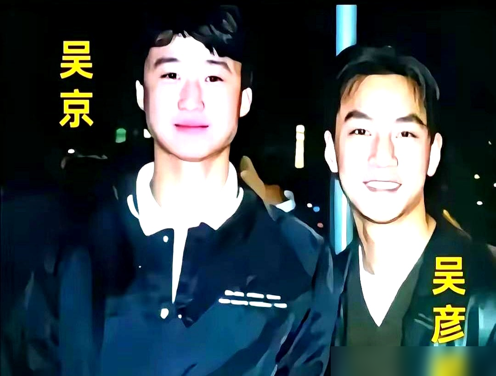 四根木头甩棍，全断在吴京胳膊上。疼得他刀都握不住，求剧组拿胶带绑手上，被拒。《杀破狼》那场巷战，原本