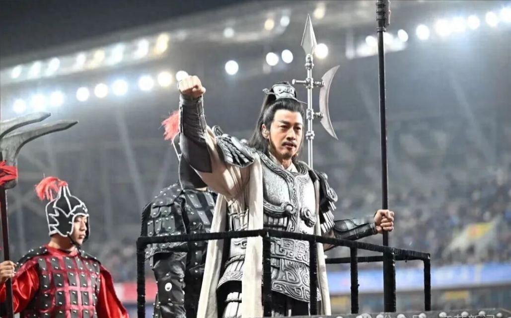 谈钱俗了！何润东现身“苏超”宿迁主场助阵，当地文旅局明确回应：此次亮相未收一分钱