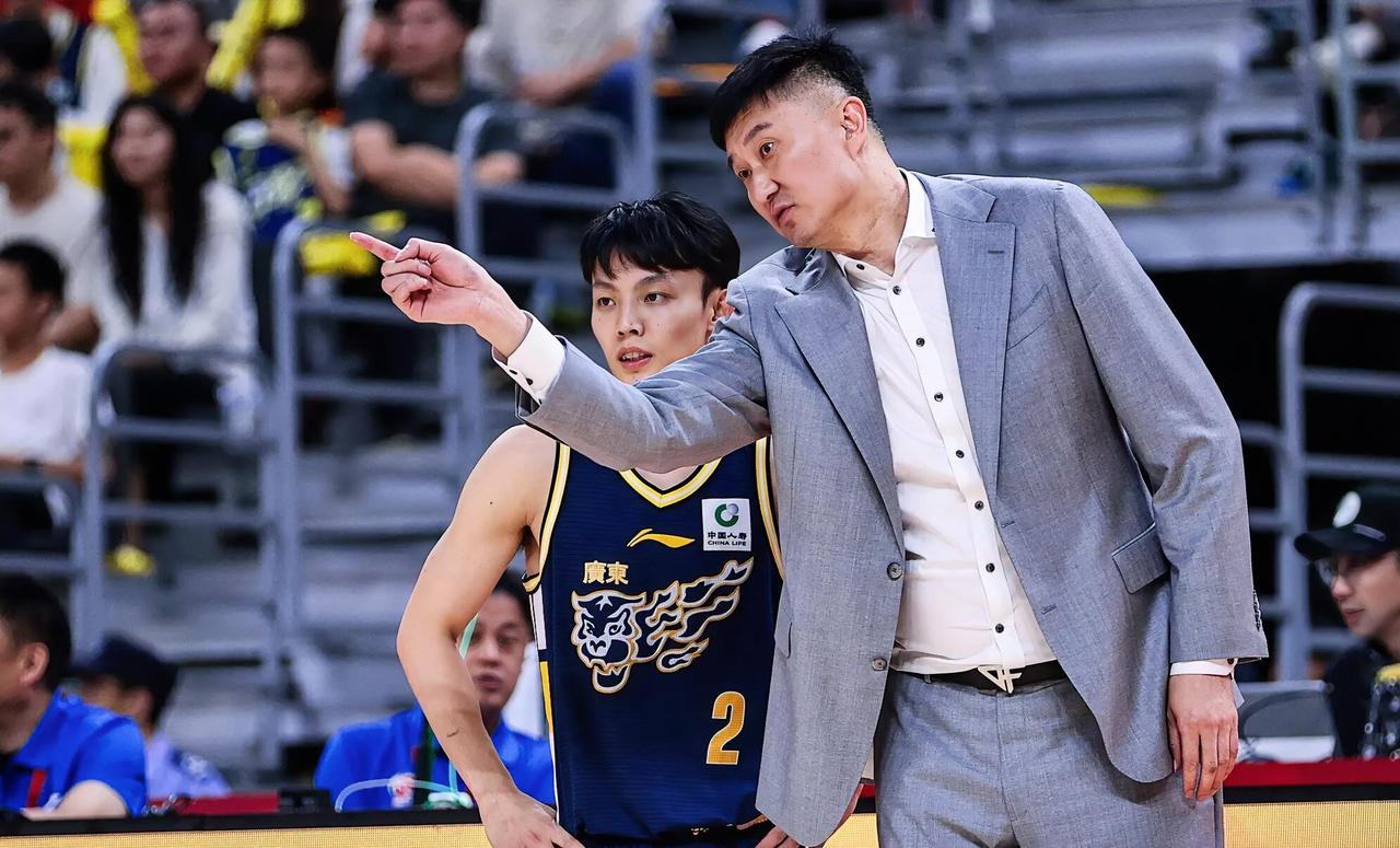 中国男坛名帅杜峰竟然黯然下课了！据篮球评论员苏群报道，杜锋下赛季将不再担任广东宏