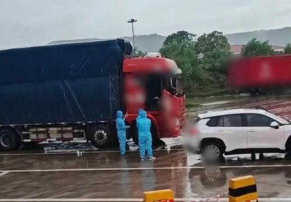 泪目了，陕西服务区，一辆货车停了三天无人动。工作人员推开门竟发现，34岁司机已经