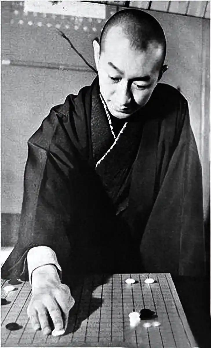 1921年，福州名手林贻堂与人下棋赌赛，占尽上风之时，一个小男孩忽然说：“我替父