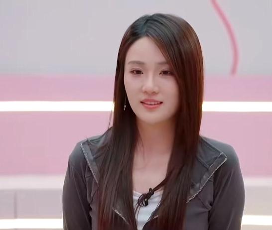 张凯丽女儿张可盈，小牌大耍！娱乐圈耍大牌的明星很多，名声和地位高了难免会有高人
