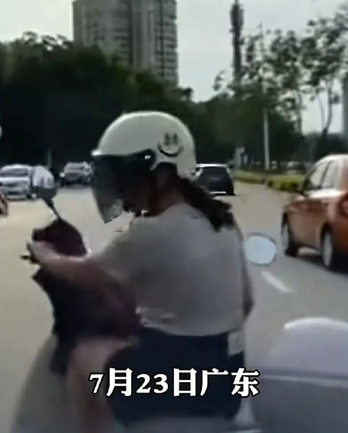 广东一靓妹开车直行，女子骑着电动车硬挤过来，连人带车摔倒，靓妹出于人道主义给了女