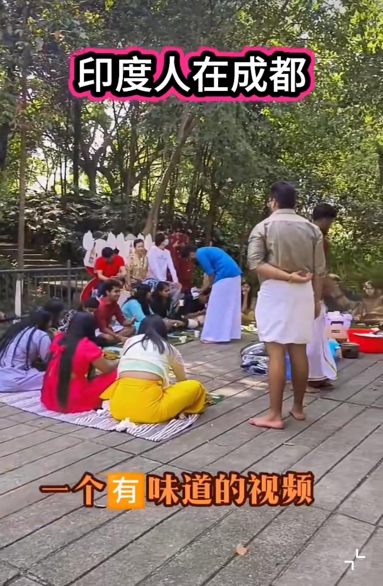 印度人喜欢扎堆是名声在外的！就像当你发现一只小强的时候，其实已经有一窝了！这