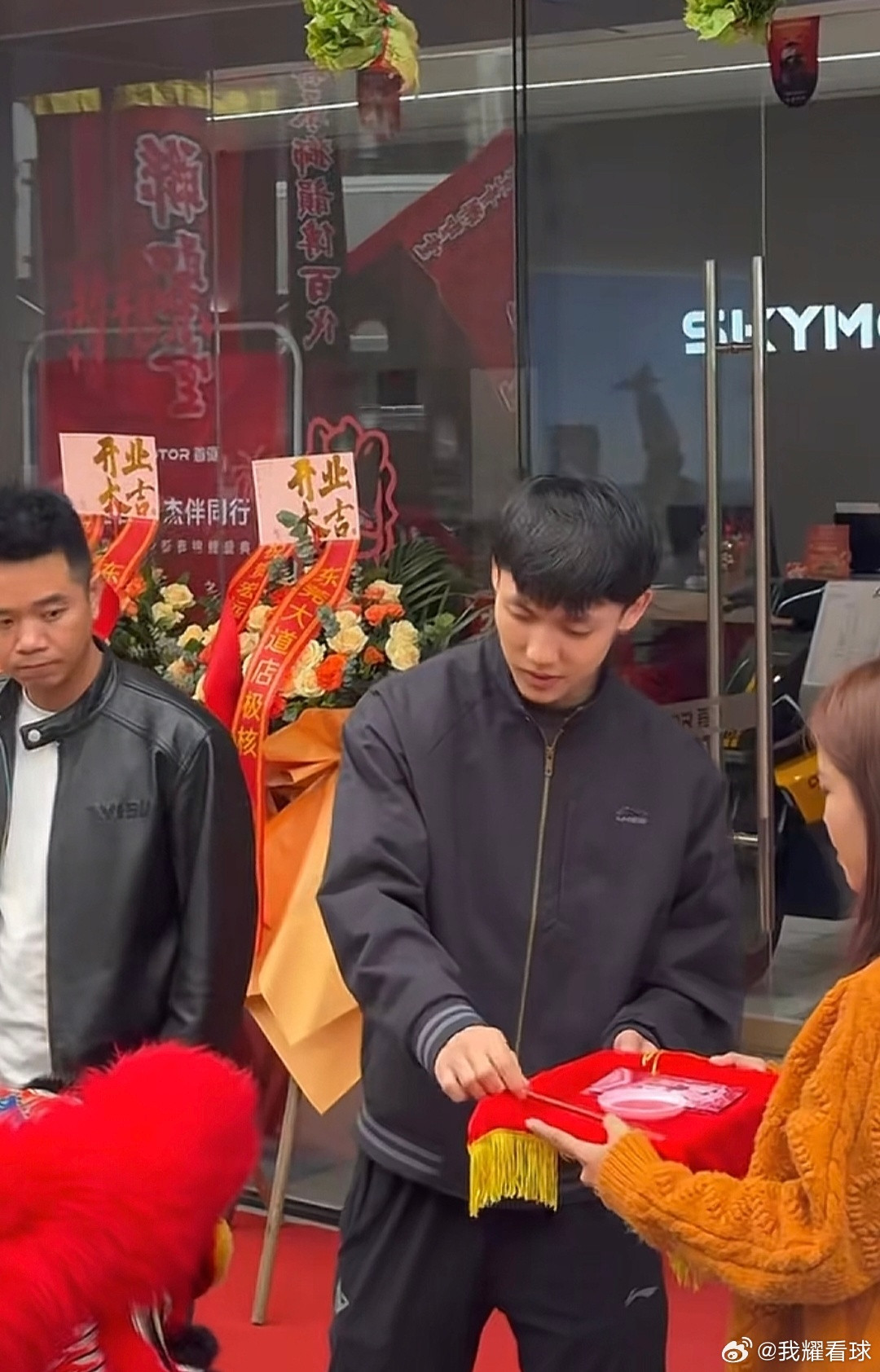 徐杰最新动态，参加了首驱电动车东莞门店的开业仪式活动，现场杰哥喜提新车一辆！