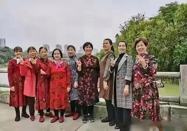 左边是韩国大妈，右边是中国大妈，两种不同的气质。