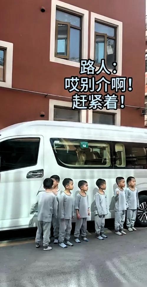 北京那位52岁辞职带七胞胎的爹，出事了。七个小子从别墅往楼下扔靠垫，邻居找上门，