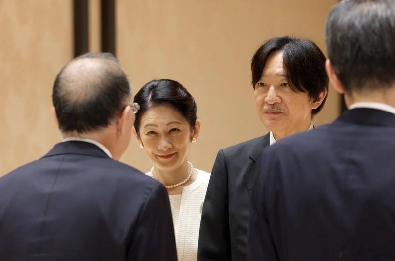 日本皇室8月18日，皇嗣文仁和皇嗣妃纪子离开官邸，佳子内亲王在门口送行。皇嗣夫