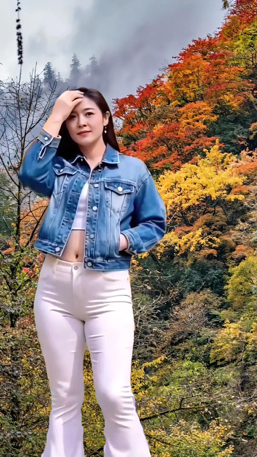 秋至东拉山大峡谷，万山红透，层林皆染。霜降过后，大峡谷内的红叶自山巅倾泄而下，似