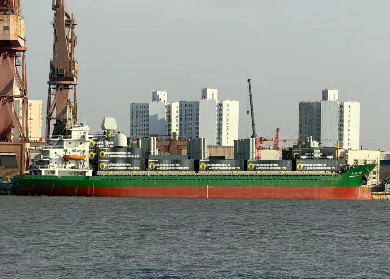 这艘船这两天在网上爆火，因为其是民船的身板却武力值爆表。而且不同时段拍摄的照片，