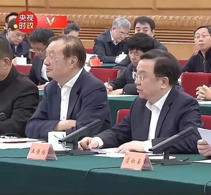 参会企业人员中，任正非年龄最大，个人企业里占股最少，身价最低，但是位置却在最中间