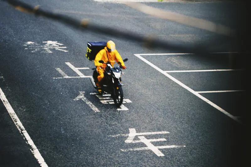 某企业家，投资失败，无奈之下，去了美国，靠送外卖为生，五年时间，共送了三四万单，
