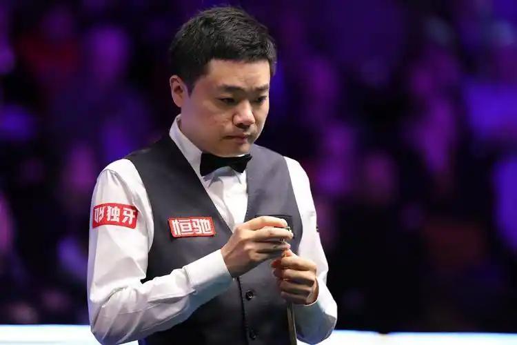 刚刚结束的一场斯诺克国际锦标赛第二轮比赛，卫冕冠军、世界排名第8的中国球员丁俊晖