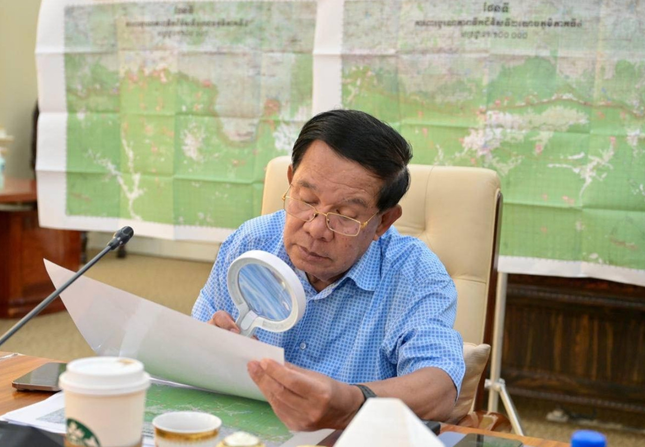 泰国媒体称洪森已经逃到中国，洪森为了证明自己没跑路放了一组工作照，但不小心泄露军